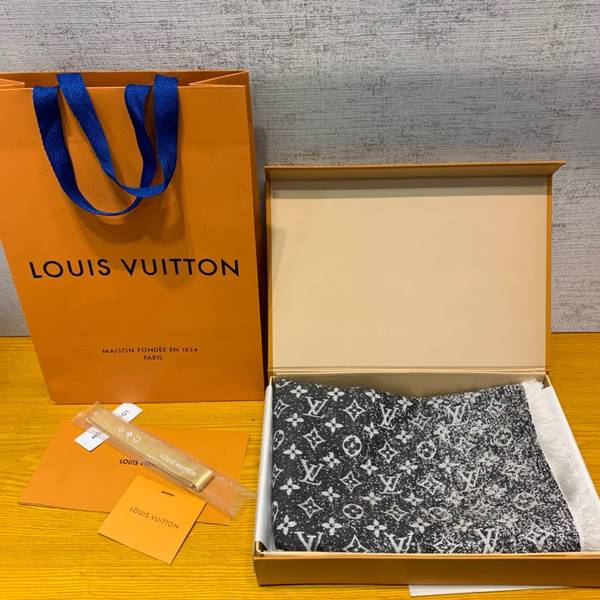 Louis Vuitton Scarf LVC00481